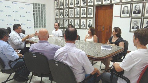 convenio-devera-ser-cancelado-1 Além da ponte de Congonhas, os outros sete convênios para obras na cidade também foram tema do encontro, entre eles o da Arena Multiuso e da Unidade de Prontoatendimento 24 horas, cujas obras estão paradas há meses - Foto:Adriana Oliveira/PMT/Notisul