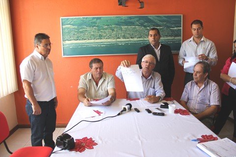 divida-passa-de-r-4-milhoes-1 Fornecedores da prefeitura de Jaguaruna foram pagos com cheques sem fundos no fim do ano passado. Isto, mais os salários atrasados e outras contas pendentes, como energia elétrica e telefone, por exemplo, remontam uma dívida que passa de R$ 4 milhões
