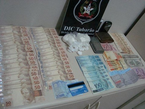 dois-traficantes-sao-presos-1 Na carteira do acusado foram encontrados mais de R$ 3 mil em dinheiro, além de notas de dólar e euro. A cocaína estava escondida em um rancho, na casa da família do acusado. Foto: DIC Tubarão/Divulgação/Notisul