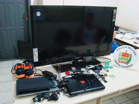 dupla-e-presa-com-objetos-furtados-e-drogas-1 Além dos produtos recuperados, um torrão de maconha, uma bola de haxixe e 23 comprimidos de ecstasy foram encontrados na casa. Foto: Polícia Militar de Imbituba/Divulgação/Notisul