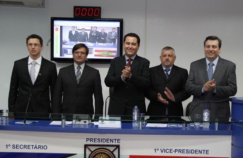 eleicao-da-mesa-diretora-sera-alterada-1 A escolha do primeiro presidente da cada legislatura continuará a mesma: o líder será eleito no dia da posse, como o observado nesta terça-feira (foto). O que muda é a escolha para os outros três anos.