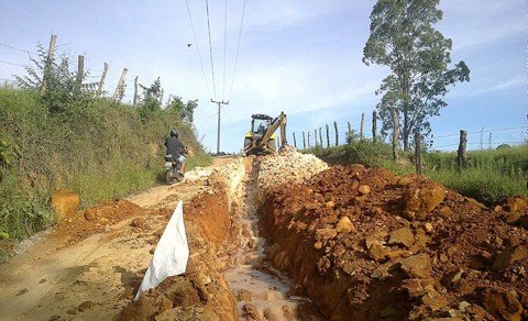 estado-protocola-medida-hoje-1 Das quatro crateras abertas para impedir o acesso das máquinas no terreno onde será construída a penitenciária, duas foram fechadas ontem pela prefeitura - Foto:Layse Resende/Divulgação/Notisul