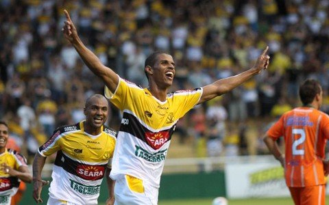 ewerton-pascoa-e-duvida-1 Ewerton Páscoa é a única dúvida de Comelli antes do clássico.