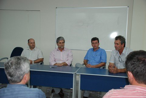 falta-de-mao-de-obra-e-discutida-1 Os representantes do Núcleo de Molduras pediram ajuda ao governo municipal - Foto:Prefeitura de Braço do Norte/Notisul