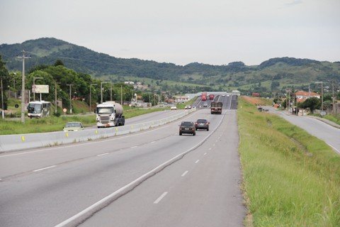 filas-provocam-acidentes-1 Ontem, a BR-101 nem parecia a mesma rodovia de sábado. Por volta das 19 horas, o movimento nos dois sentidos era pequeno.