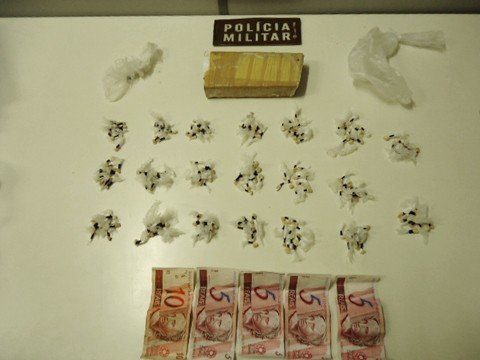 menor-e-apreendido-com-crack-e-maconha-1 As 200 pedras de crack, embaladas para a venda, foram encontradas escondidas no moletom do adolescente. Já o torrão de maconha ele carregava na cintura. Foto: Polícia Militar de Tubarão/Divulgação/Notisul