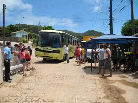moradores-fecham-acesso-alternativo-a-br-101-1 No bloqueio feito pelos moradores neste sábado, só passaram os carros locais, caminhões de entregas, ônibus e ambulâncias. Foto: Taisa Evaristo/Prefeitura de Pescaria Brava/Notsiul