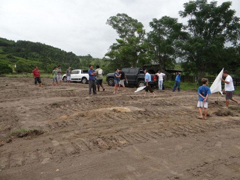 obra-e-embargada-1 Os funcionários contratados pela empresa para fazer a terraplanagem no terreno foram impedidos de fazer o serviço pelos moradores.