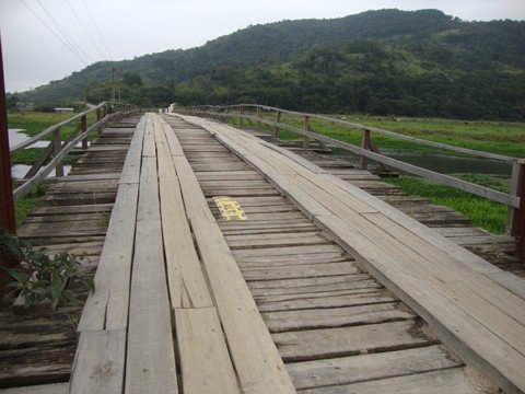 obra-volta-a-estaca-zero-1 Com a revisão de todos os convênios da prefeitura de Jaguaruna, o projeto de construção da nova ponte de Congonhas não tem data para sair do papel.