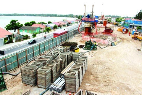 olha-ai-a-ponte-1 Motoristas e pedestre precisam redobrar os cuidados ao transpor o segmento da BR-101 onde está instalado o canteiro de obras à construção dos pilares da nova ponte. Fica entre os quilômetros 312 ao 315