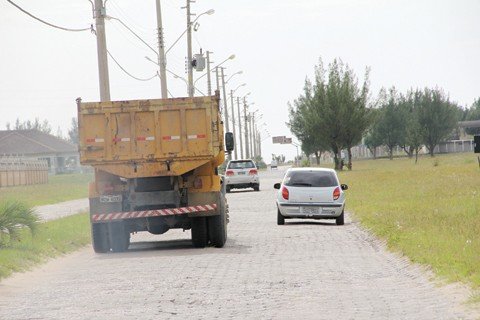 paliativo-sera-feito-nos-proximos-dias-1 Trafegar pela avenida que dá acesso ao Laguna Tourist Hotel requer uma dose extra de paciência, pois há muitos desníveis e buracos.
