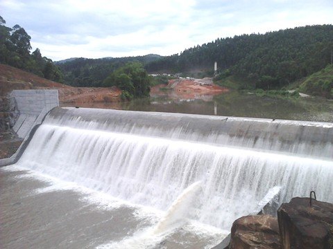 pch-do-rio-chapeu-sera-inaugurada-segunda-feira-1 As obras iniciaram em setembro de 2008. A barragem tem 17 metros
