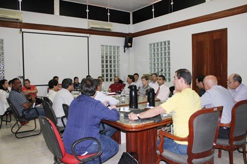 primeira-reuniao-de-trabalho-e-realizada-1 A reunião com todos os secretários ocorreu ontem pela manhã e foi o primeiro compromisso oficial de Olavio e Akilson. Fotos: Adriana Oliveira/Prefeitura de Tubarão/Notisul