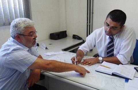 servico-comeca-a-ser-normalizado-1 Secretário de infraestrutura e gerente da Retrans reuniram-se para solucionar os atrasos na coleta e também para tratar da reformulação do serviço nos bairros mais populosos. Foto: Adriana Oliveira/Prefeitura de Tubarão/Notisul