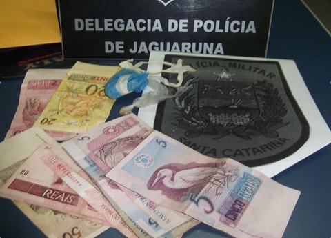 trio-e-preso-antes-de-fazer-entrega-1 A droga foi encontrada com os suspeitos e seria vendida no balneário Camacho. Foto: Polícia Civil de Jaguaruna/Divulgação/Notisul