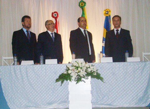 vamos-comecar-do-zero-1 O vice-prefeito Tião da Telha (na esquerda), o prefeito Moacir Rabelo e os vereadores reeleitos Arlei da Silva e Ailton Bittencourt comandaram a cerimônia de posse.