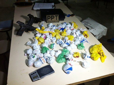 mais-de-7-mil-pedras-de-crack-e-duas-pistolas-1 Em cada pacote havia 100 pedras de crack, o que renderia cerca de R$ 100 mil. Também foram encontradas duas pistolas. Foto: Gabriel Felipe/UnisulTV/Notisul
