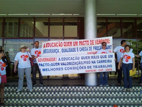reajuste-deve-chegar-a-15-este-ano-1 Os professores fizeram um manifesto durante o lançamento do Pacto pela Educação. Foto: Sinte-SC/Notisul