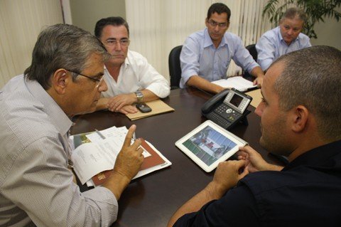 acesso-norte-a-laguna-sera-viabilizado-1 Uma comitiva de Laguna foi recebida pelo vice-governador Eduardo Moreira. Foto: Prefeitura de Laguna/Notisul