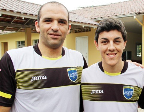 adu-tubarao-revela-os-primeiros-nomes-de-2013-1 Athiê Melo (E) e André Corrêa atuaram com o time da ADU Tubarão no ano passado e continuam na equipe nesta temporada. Foto: Thiago Aguiar/ADU-Tubarão/Notisul