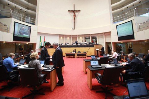 aumento-e-aprovado-1 Deputados costuraram um acordo entre as centrais trabalhista e as entidades patronais. O resultado foi a provação da lei em menos de 48 horas. Foto: Lucas Gabriel Diniz/Alesc/Notisul