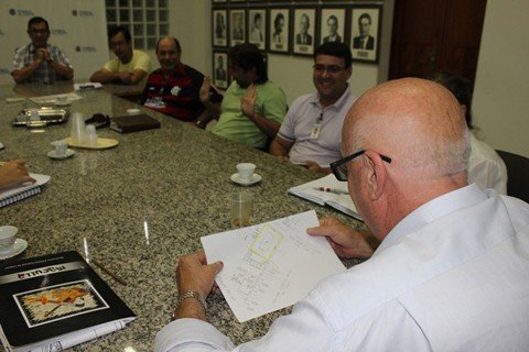 cooperativa-de-catadores-de-lixo-pede-ajuda-tecnica-1 Os representantes da cooperativa de catadores de lixo procuraram o prefeito ontem para pedir ajuda na busca por recursos junto a outras entidades. Foto: Amanda Menger/Prefeitura de Tubarão/Notisul