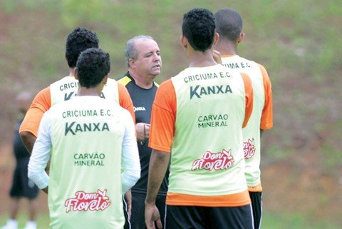 criciuma-e-avai-enfrentam-se-hoje-1 Vadão orientou os jogadores na manhã de ontem, pela última vez antes do confronto com o Avaí. Foto: Fernando Ribeiro/Criciúma E.C./Notisul