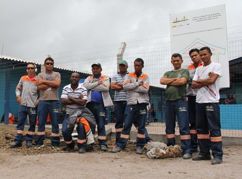 e-nao-1 Mesmo que a greve tenha sido considerada ilegal pela justiça, operário se recusam a voltar ao trabalho.