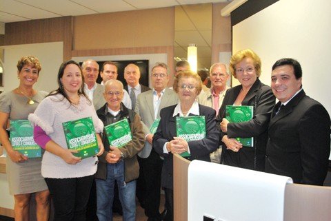 entidade-lanca-livro-que-registra-parte-da-historia-de-tubarao-1 Lideranças empresariais da cidade prestigiaram o evento de ontem à noite, na sede da associação. Foto: Elke Schuch/Acit/Notisul