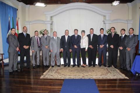 equipe-esta-completa-1 Equipe foi apresentada ontem de manhã durante cerimônia no salão nobre da Unisul. Ao todo, 13 membros fazem parte da diretoria da Universidade do Sul de Santa Catarina