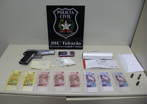 homem-e-preso-com-744-gramas-de-cocaina-1 A investigação da DIC durou um mês. O acusado foi preso ontem, em sua casa, no bairro Andrino.