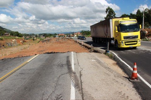 iniciada-a-remocao-da-pista-antiga-no-bairro-bananal-1 Os motoristas devem atentar à entrada e saída de caminhões basculantes, e os pedestres devem evitar cruzar a rodovia próximo da frente de obras. Foto: Muriel Albonico/Esga-Dnit/Notisul