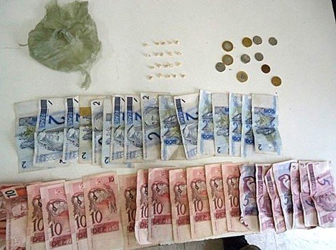 menor-e-apreendido-com-crack-1 As drogas e o dinheiro foram encaminhados para a delegacia especializada. Foto: Polícia Militar de Tubarão/Divulgação/Notisul