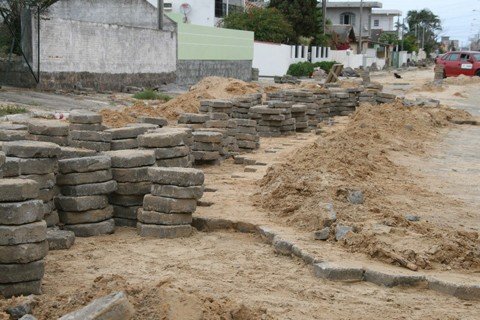 obra-sera-paralisada-em-laguna-1 Reclamações a respeito de lajotas fora do lugar e o entupimento de bocas de lobo chegam diariamente às secretarias de obras e planejamento urbano. Foto: Prefeitura de Laguna/Notisul