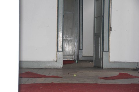 patrimonio-publico-e-invadido-1 Do lado de fora, é possível ver que no interior da Casa da Cidade existem utensílios que foram usados pelo invasor (ou invasores).