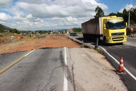 pista-antiga-e-removida-1 Com o desvio para a remoção da pista antiga, a movimentação entre os bairros continua a ser feita pela BR-101 ou pela estrada municipal entre Km 37 e Bananal - Fotos:Fotos: Muriel Albonico/Esga-Dnit/Notisul