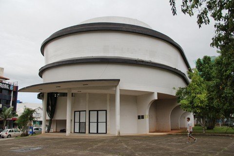 predio-sera-reformado-1 O prédio do Centro Municipal de Cultura é bastante insalubre. Apresenta problemas como paredes e pisos rachados, goteiras e infiltrações.