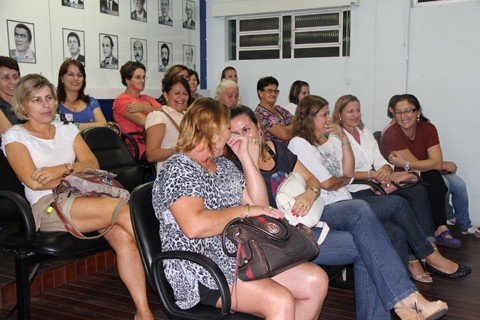 projeto-que-altera-o-periodo-de-ferias-nao-e-votado-1 No plenário da câmara alguns professores acompanhavam a sessão quando o projeto foi retirado da ordem do dia.