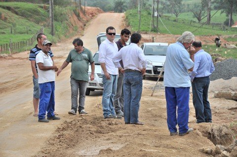 ritmo-ainda-e-lento-1 Vistoria realizada em algumas das frentes de trabalho da Estrada do Pinheiral, onde é executada a segunda etapa do projeto de pavimentação, atesta que o serviço segue em ritmo adequado e dentro da estimativa. Foto: Fotos: Chênia Cenci/SDR-Braço do Norte