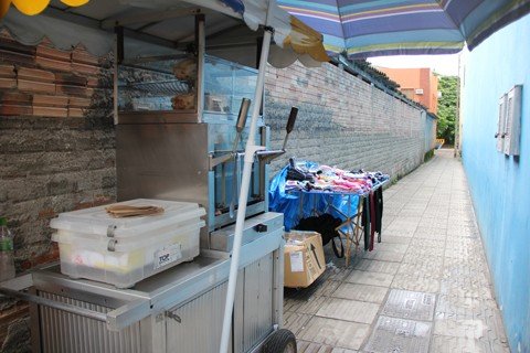 seis-vendedores-sao-notificados-1 Alguns ambulantes foram autorizados a comercializar os seus produtos em um beco, no centro da cidade.