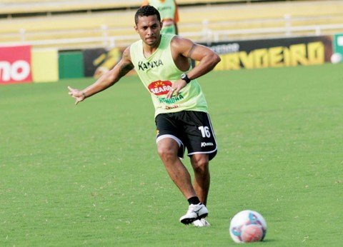 tigre-entra-confiante-no-returno-1 O meia Élson, um dos poucos jogadores que já conhece o novo técnico, diz que o clima dentro do clube é outro. Foto: Fernando Ribeiro/Criciúma E.C./Notisul