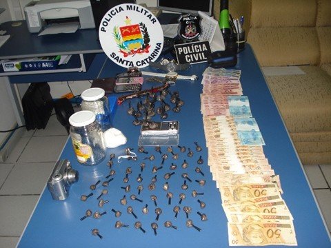 trafico-corrupcao-de-menores-e-receptacao-1 As prisões dos acusados e a apreensão das drogas foram feitas pela equipe de investigação da Polícia Civil de Braço do Norte, coordenada pelo delegado Francisco Ribeiro, em conjunto com a Polícia Militar, sob o comando do tenente Ivan. Foto: Polícia Civil