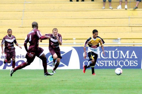 vadao-minimiza-tropeco-do-tigre-em-casa-1 Debaixo de chuva forte, o Criciúma bem que tentou buscar o resultado, mas foi derrotado pela persistência do Atlético de Ibirama. Foto: Fernando Ribeiro/Criciúma E. C./Notisul