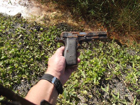 arma-usada-em-homicidios-e-encontrada-1 O acusado acompanhou as buscas com a DIC de Criciúma e o SIC de Capivari de Baixo para apontar onde a arma - supostamente usada em alguns homicídios - estava escondida, no bairro Três de Maio. Foto: SIC de Capivari de Baixo/Notisul