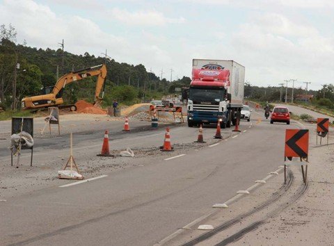 atencao-para-o-desvio-de-um-dia-1 Alteração no fluxo do tráfego da rodovia é necessária para a construção da galeria de escoamento da água da chuva na comunidade de Bentos, em Laguna. Foto: Muriel Albonico/Esga-Dnit/Notisul