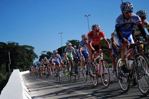 carioca-vence-abertura-do-tour-de-santa-catarina-1 Atletas de diversos estados e países pedalaram quase 150 quilômetros na primeira etapa do Tour de Santa Catarina