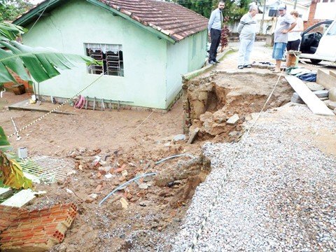 defesa-civil-esta-em-alerta-1 A chuva causou deslizamento de terra em três bairros e várias ruas ficaram alagadas. Foto: Prefeitura de Tubarão/Notisul