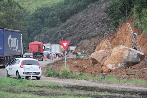 detonacoes-de-rochas-comecam-neste-mes-1 Atenção, comunidade! Detonações de rochas para a continuidade dos trabalhos de abertura do túnel sob o Morro do Formigão, na BR-101, em Tubarão, começam neste mês.