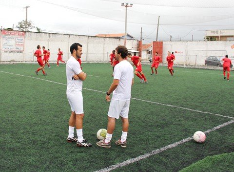 equipe-juvenil-do-atletico-tubarao-mantem-se-invicta-1 Com folga nesta rodada, o técnico do time junior do leão, Vanderson (E), pretende acertar alguns pontos considerados falhos.