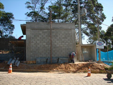 fundo-e-extinto-mas-fica-a-divida-1 A obra de instalação de gerador na estação de tratamento (ETA) está na fase final. Foto: Tubarão Saneamento/Divulgação/Notisul